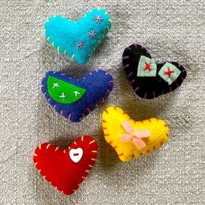5 Felt Hearts